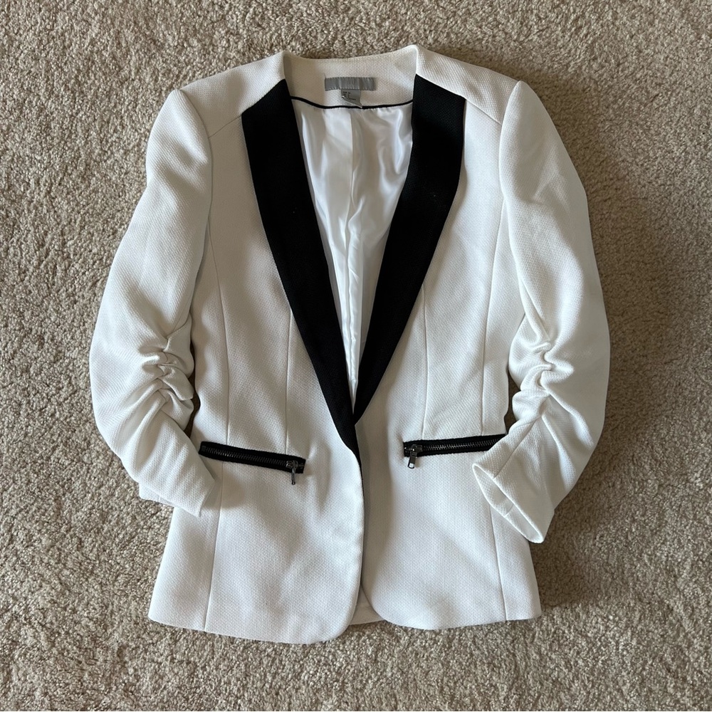 H&M White and Black Open Chest Blazer 3/4 Gathered Sleeves